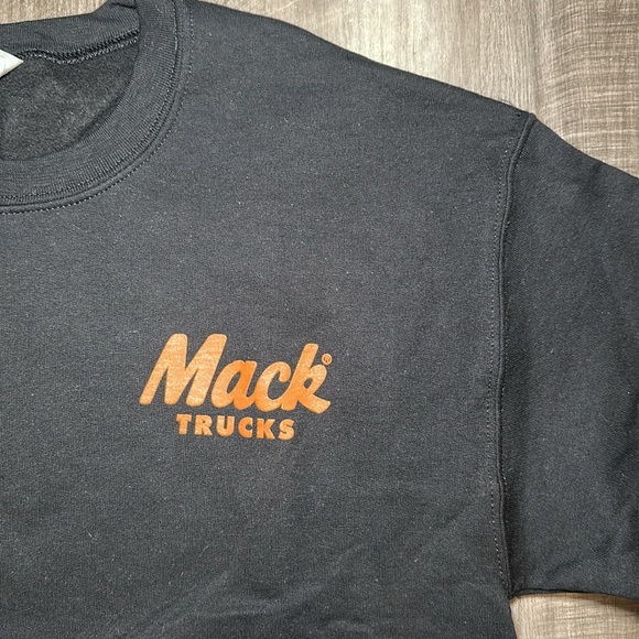 Mack Trucks Bulldog Gildan Sweatshirt (NWOT) - Medium - Picture 5 of 6